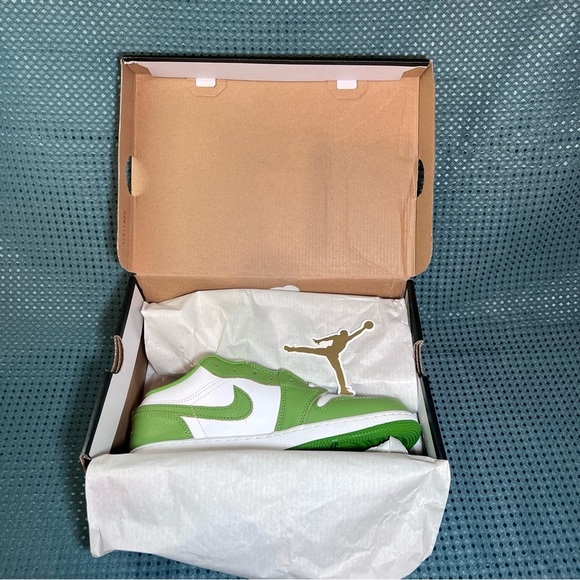 ***NWT***Air 1 Jordan Low SE Green & White - Picture 10 of 11